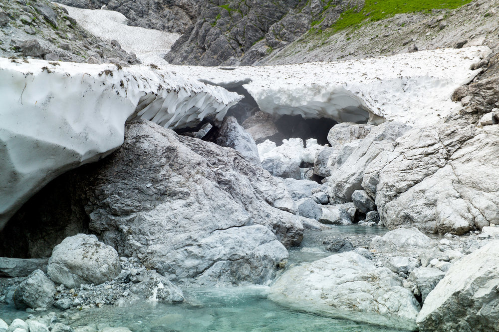 The cave beckons, 21mm (© Paul Glendell 2018)